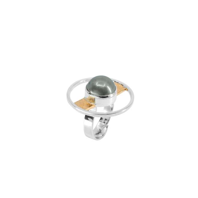 кольцо Анимус круглой формы из серебра 925 пробы, с частичной позолотой, с регулируемым размером, с пиритом серого цвета в центре, вид сбоку на белом фоне