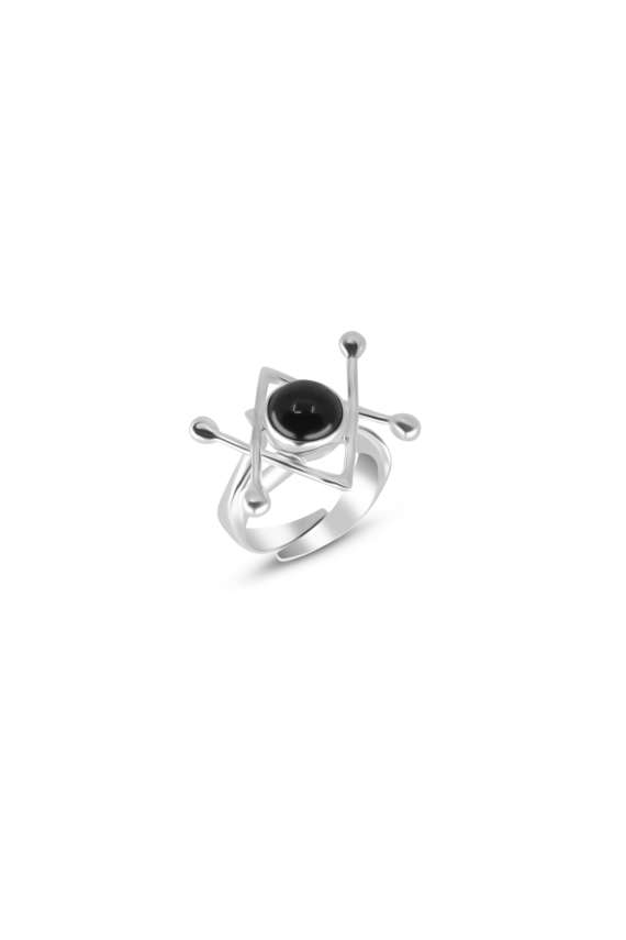 кольцо Энергетическая защита из серебра 925 пробы, с регулируемым размером, с черным агатом круглой формы в центре, вид сверху на белом фоне