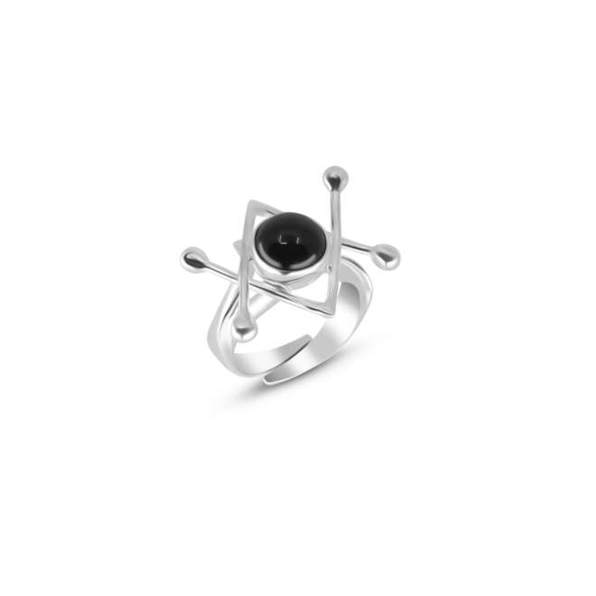 кольцо Энергетическая защита из серебра 925 пробы, с регулируемым размером, с черным агатом круглой формы в центре, вид сверху на белом фоне