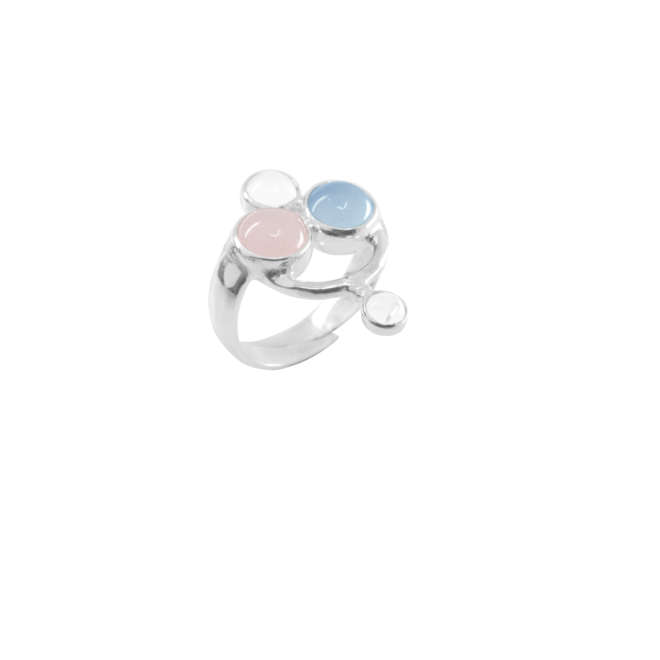Кольцо Счастливые родители, из серебра с вставками камней халцедона, розового кварца и горного хрусталя круглой формы, вид сверху на белом фоне