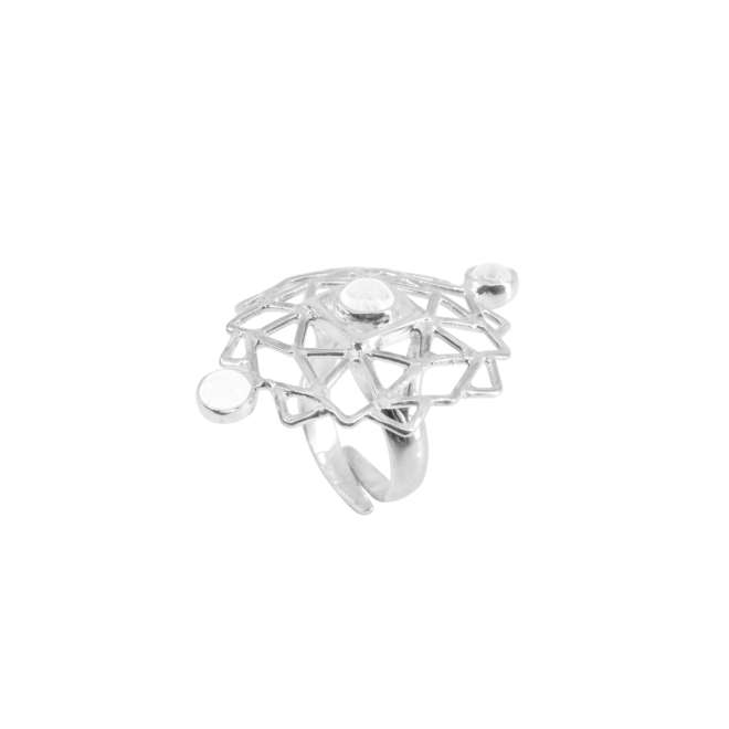 кольцо Расширение из серебра, с регулируемым размером, округлой формы с угловатыми краями, с тремя камнями горного хрусталя, вид сбоку на белом фоне